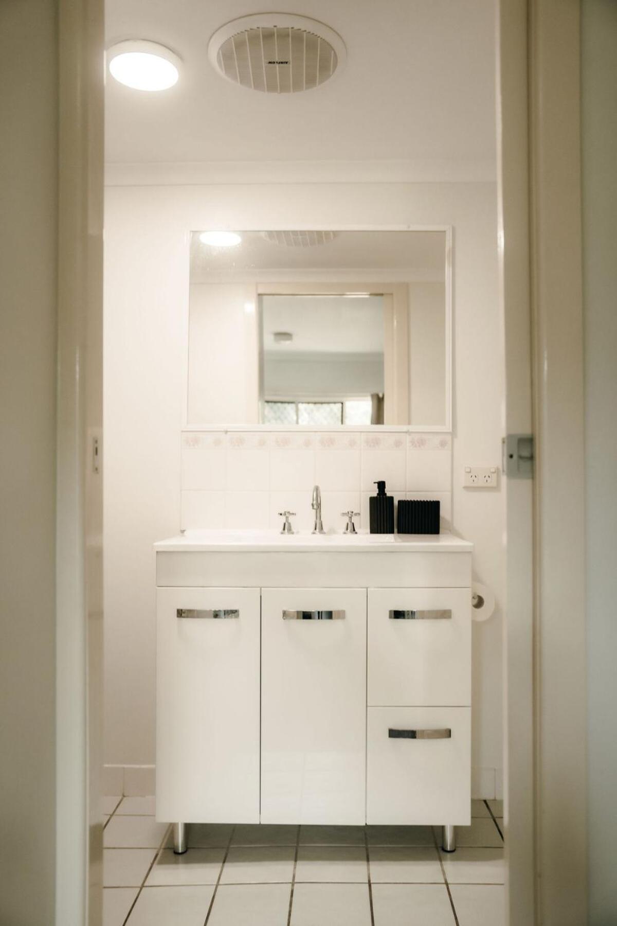 Apartment Unit 1, Rocky Cbd *